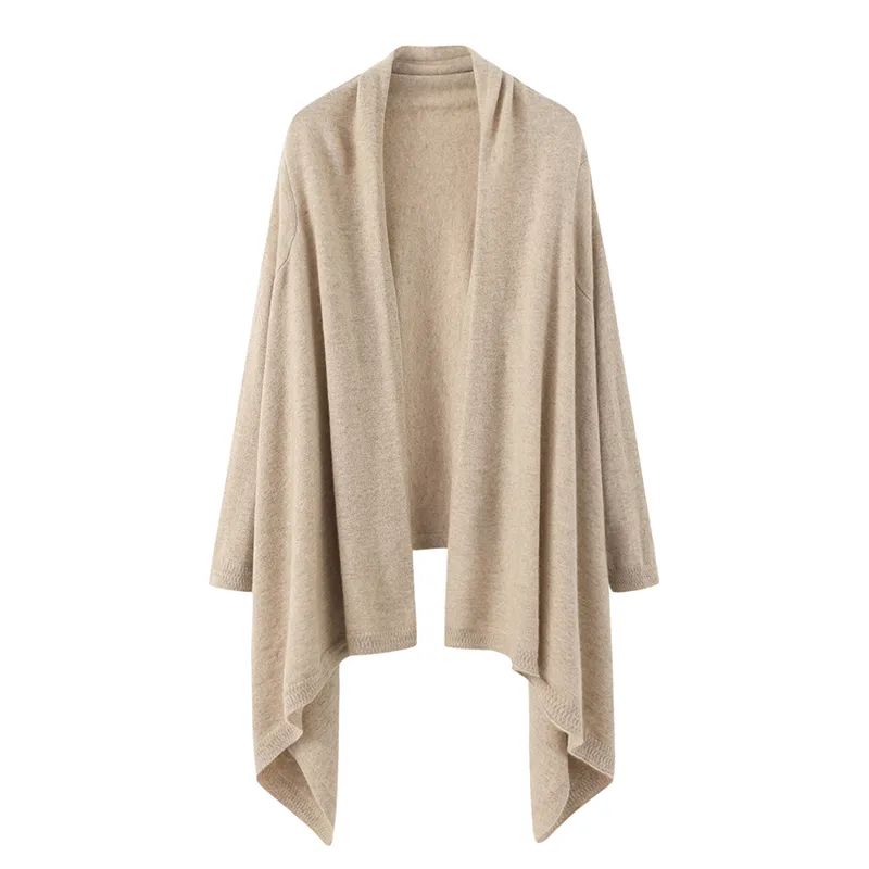 Producătorul oferă doamnelor cu mâneci tricotat Cashmere Poncho