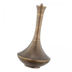 Lampa decorativă de masă antică de fier în spațiul public