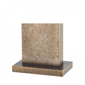 Lampa decorativă de masă antică de fier la intrarea în spațiul public