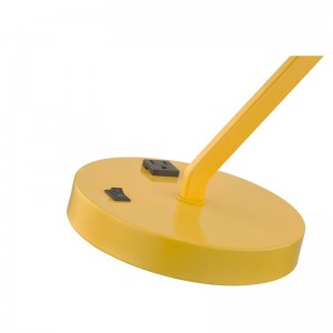 Lampa de birou cu braț metalic fix și cap cu o priză integrată și comutator de rocker/off la bază pentru camera de oaspeți