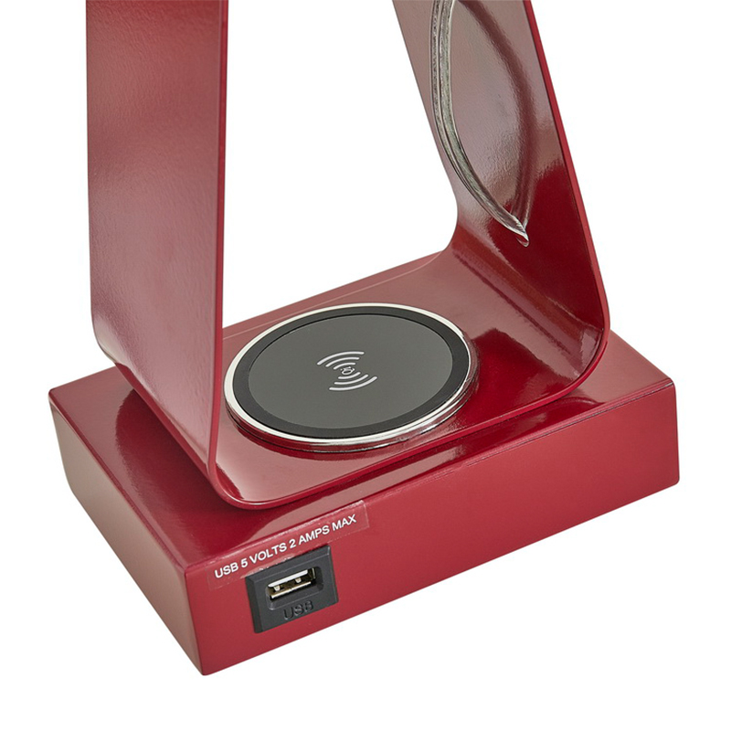 Lampa de birou minusculă cu finisaj roșu, un port de încărcare USB, o stație de încărcare wireless și un comutator de balansoar pe camera de oaspeți