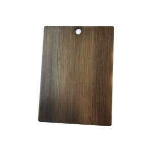 Lampa de sarcină cu finisaj alb și de tec și un comutator de rocker/off @ stație de lucru în camera de oaspeți