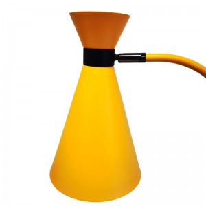 Două tonuri lampă de birou cu finisajnegru și galben deschis, un comutator de balansoar pe/off și două prize convenabile în camera de oaspeți