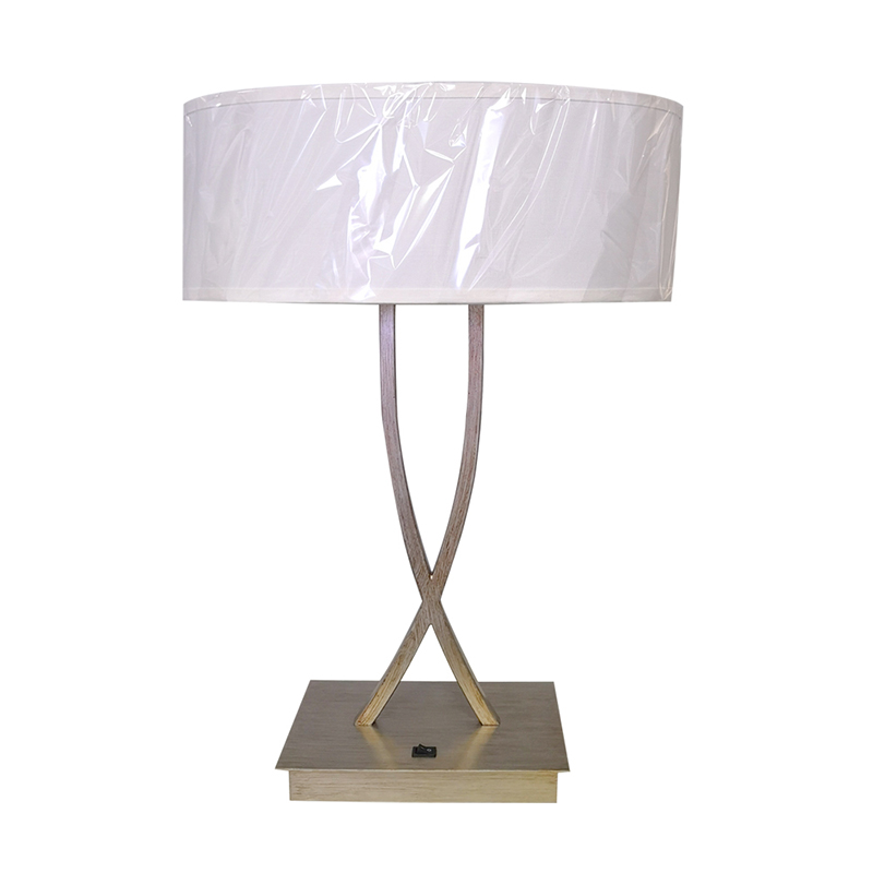 Două lampă de birou cu finisaj argintiu cu un comutator de pe oaspeți pe oaspeți la camera de oaspeți