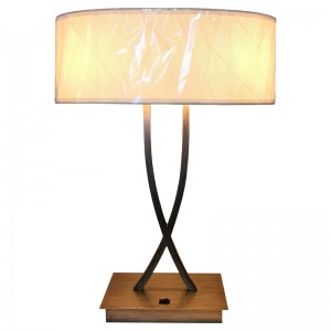 Două lampă de birou cu finisaj argintiu cu un comutator de pe oaspeți pe oaspeți la camera de oaspeți