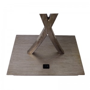 Două lampă de birou cu finisaj argintiu cu un comutator de pe oaspeți pe oaspeți la camera de oaspeți