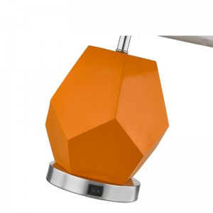 Lampa de masă de hotel Hampton Inn cu corp de rășină și un comutator de rocker/off la hotel oaspeți