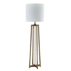 Canapea hotelului Hyatt de lângă lampa de podea cu finisaj de aur antic la camera de oaspeți