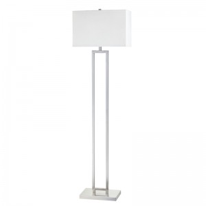 Canapeaua de hotel Marriott lângă lampa de podea cu finisaj denichel periat la camera de oaspeți