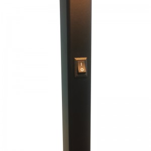 Canapea hotelului Waterwalk lângă lampa de podea cu finisajnegru mat la camera de oaspeți