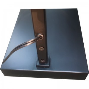 Lampa de podea Hotel Waterwalk cu finisajnegru mat la canapea lângă camera de oaspeți