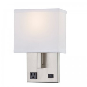 Hospitality Hotel Hand Wall Sconce cu finisaj denichel periat și jumătate de umbră dreptunghiulară de țesătură la hotel cameră tipică de oaspeți