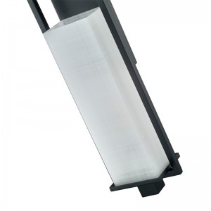 Hospitality Hotel Wall Sconce cu finisajnegru mat și model de lenjerie dreptunghiularănuanță acrilică la hotel coridor tipic