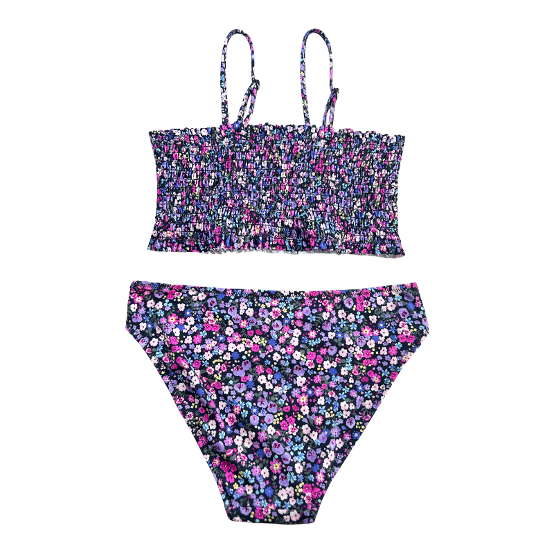 Costum de baie al copiilor din două piese cu tracțiune de flori violet.