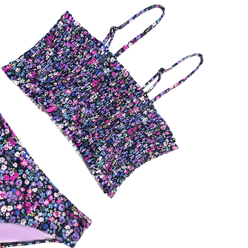 Costum de baie al copiilor din două piese cu tracțiune de flori violet.
