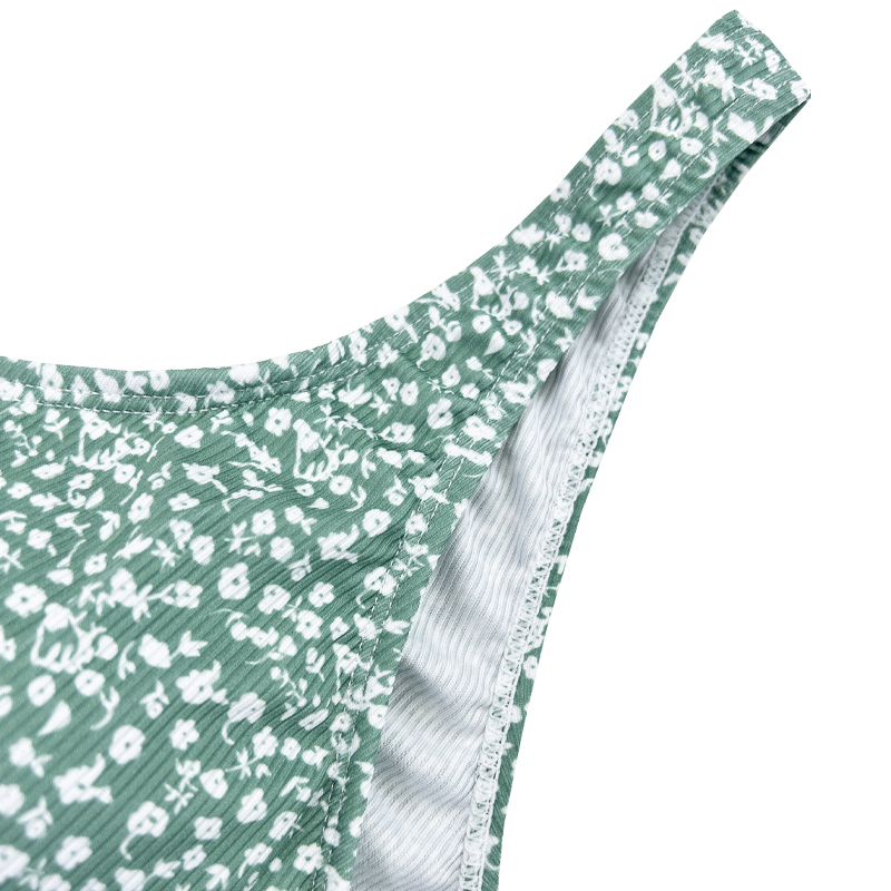 Costum de baie confortabil din două piese, cu curea largă de umăr și alb mic floral pe fundal verde