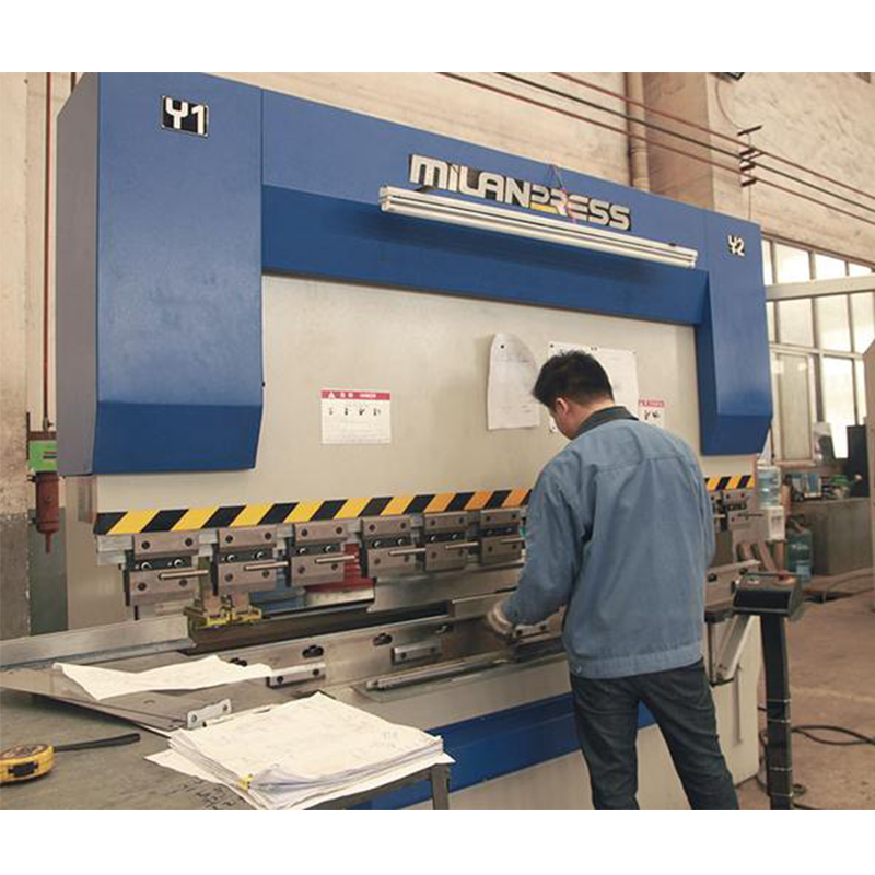 De ce se aplecă foaia de metal considerată una dintre cele mai simple, dar cele mai provocatoare abilități de stăpânire