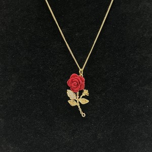 Aur romantic-Colier cu pandantiv cu trandafir roșu placat cu strasuri-Frunze înfrumusețate și design floral elegant pentru dragoste și frumusețe