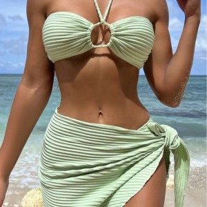 Costum de baie sexy bikini trei-piesă setată cu o fustă pură, halter-Stil de gât, costum de baie de culoare solidă pentru femei, disponibil în stoc și mai multe culori SY816 Preț:$79.99